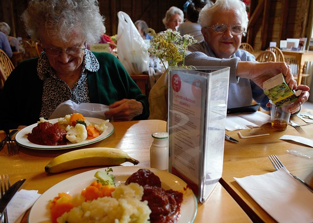 oběd, banán, staré ženy