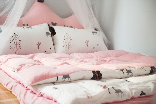 růžové lůžkoviny, postel pro princeznu