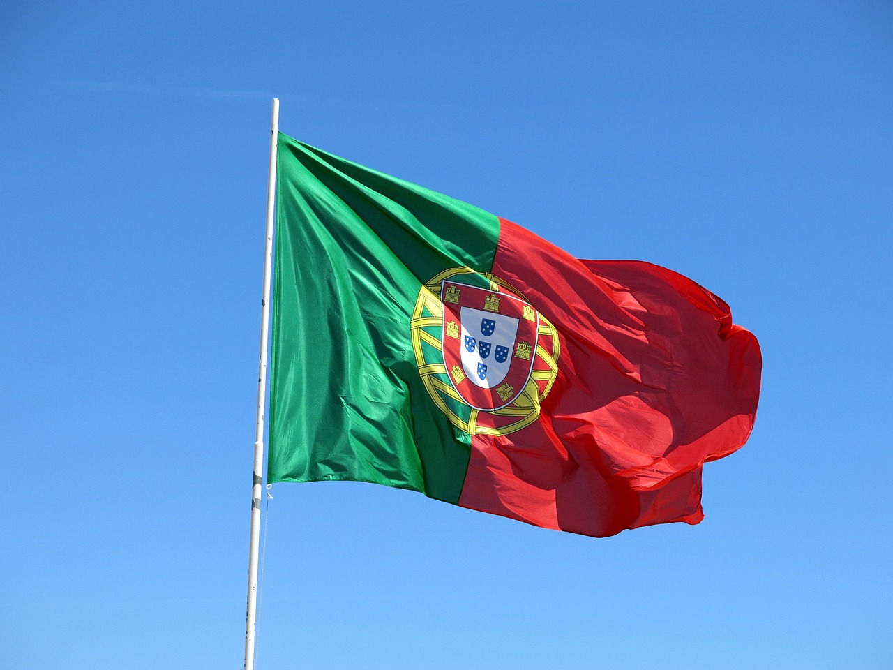 vlající vlajka Portugalska